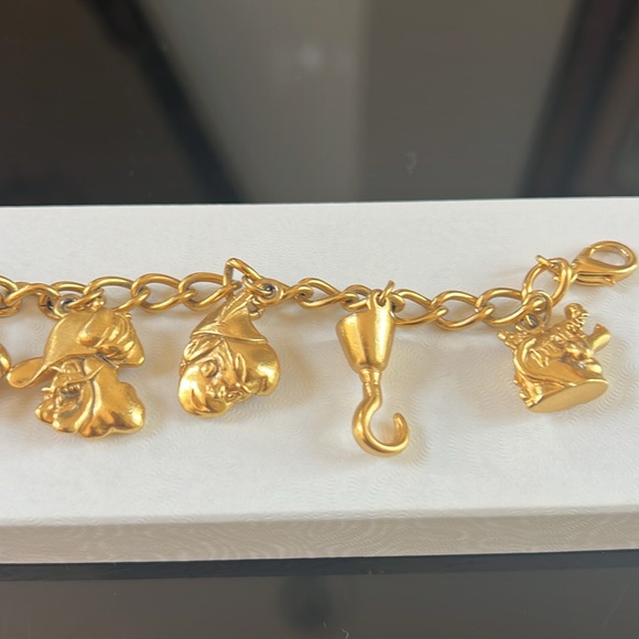 Vintage Peter Pan Children’s Gold toned Disney Bracelet 6 Charms - Picture 8 of 8